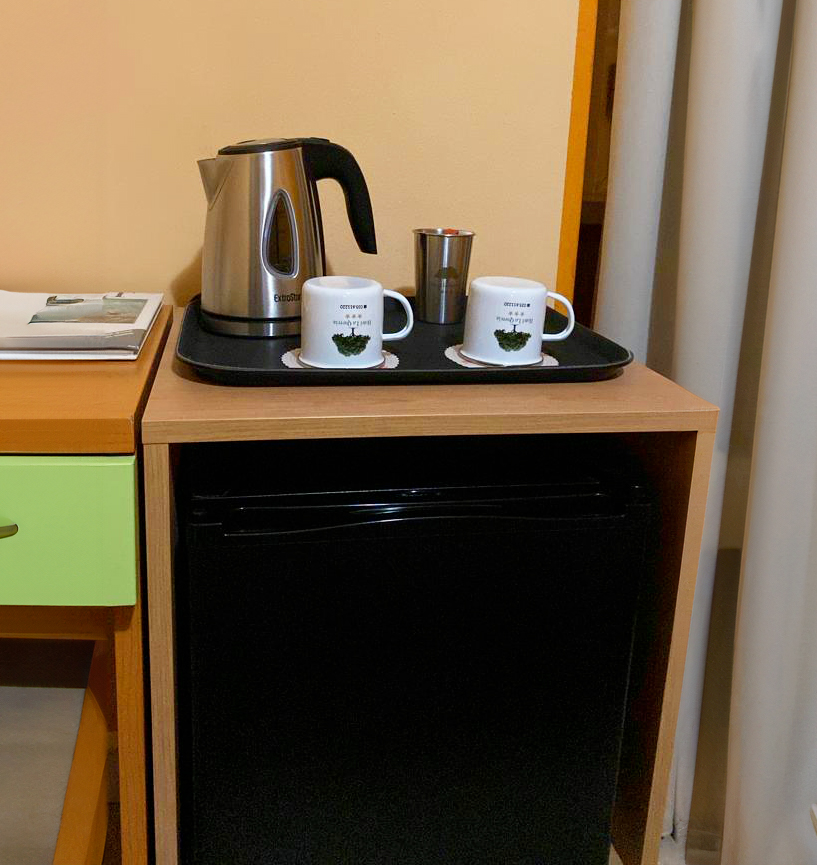 Новое в отеле La Quercia: холодильник, чайник, чашки, кофе и сахар в каждой комнате и QR-код.