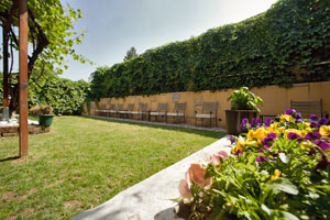 Fresco jardín de verano donde se puede descansar después del cansancio del día. hotel bergamo